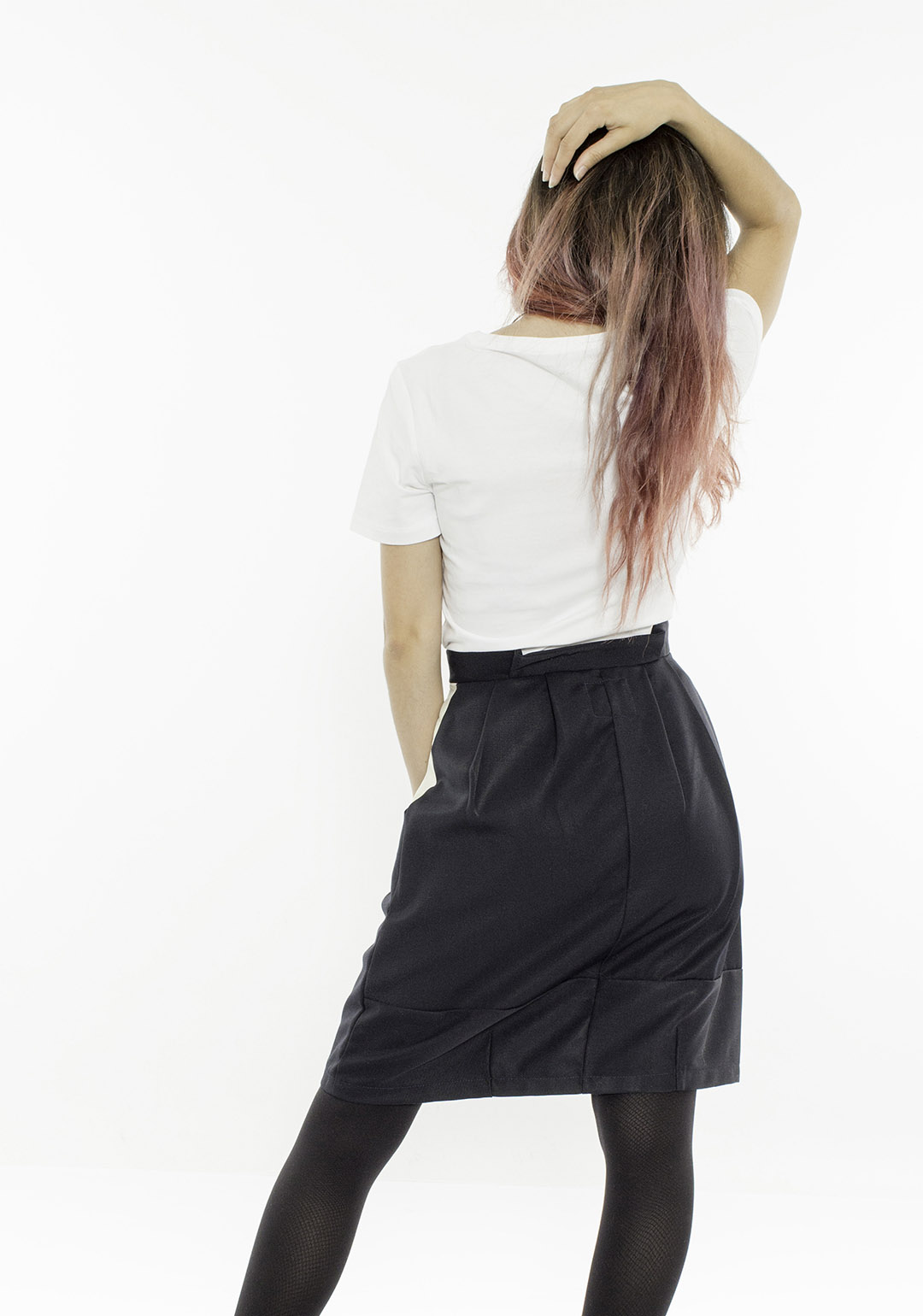 Falda básica con detalle de color en bolsillos de cintura alta y pinzas color negro imagen de espalda