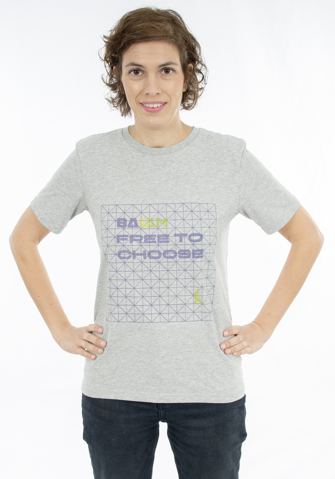 Camiseta de algodón gris estampada con tintes naturales Baia posado simpático